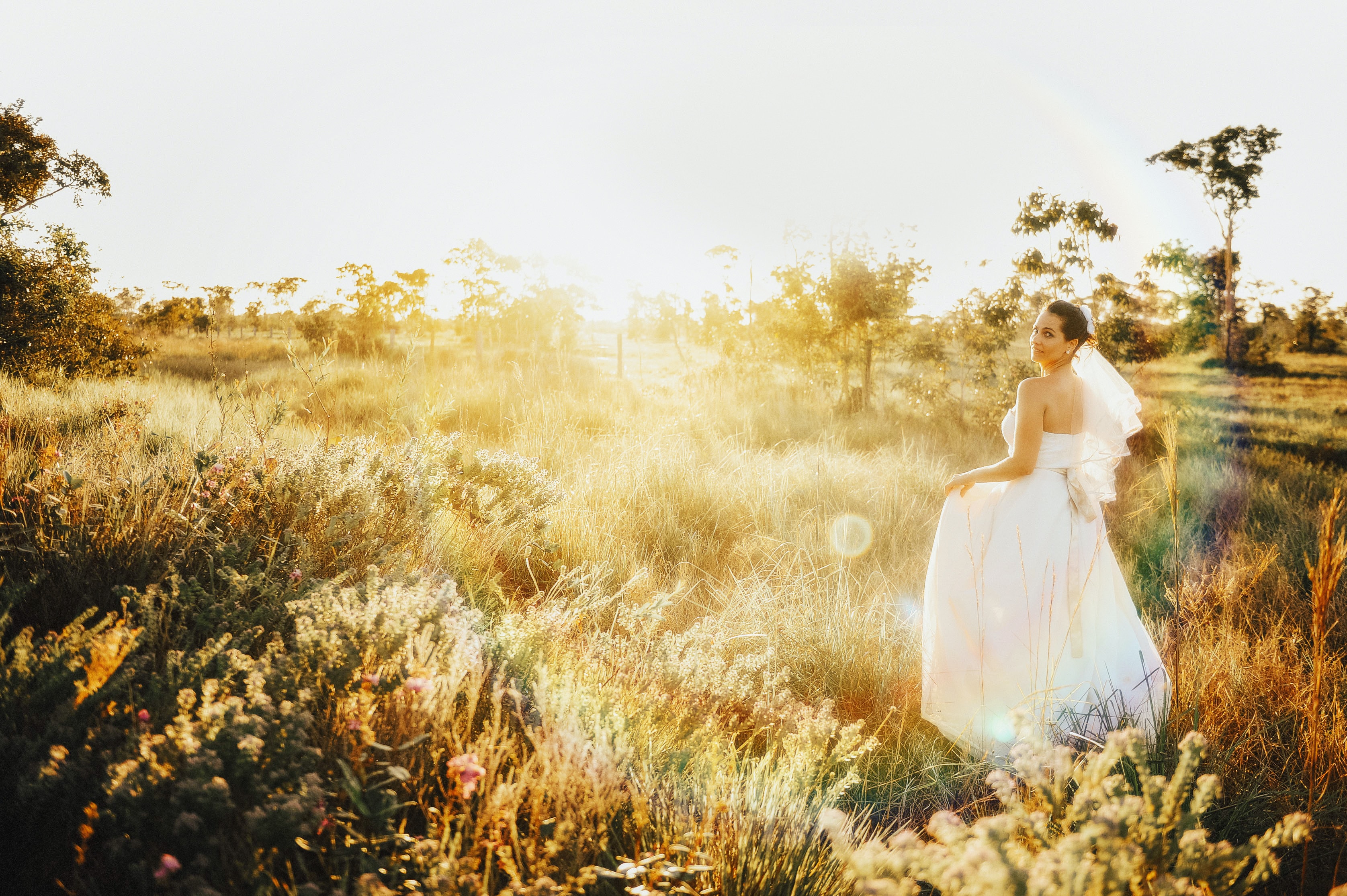 In this picture the bride was walking through the forest on her wedding day and she was leaving, it was a Sunday afternoon when I called her and she looked back. It was a spontaneous moment that gave this wonderful image. I loved!